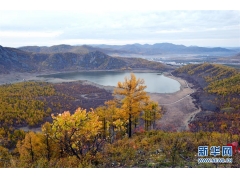 扎兰屯卧牛天池深秋霜叶秋色