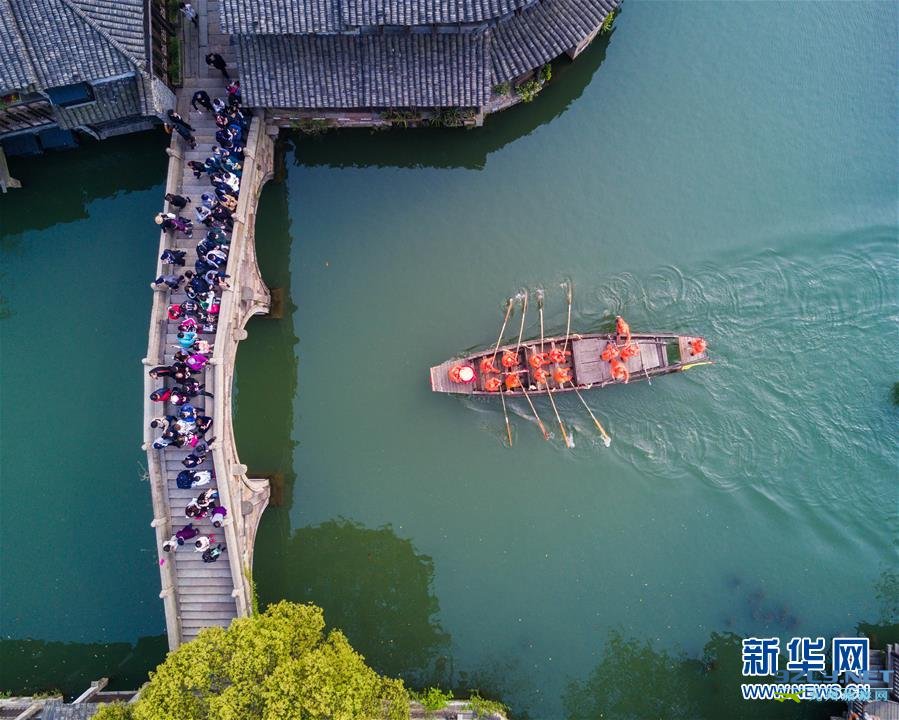 乌镇水乡三月三“踏白船”
