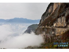 重庆:双坪村自发凿出悬崖路村民脱贫景点