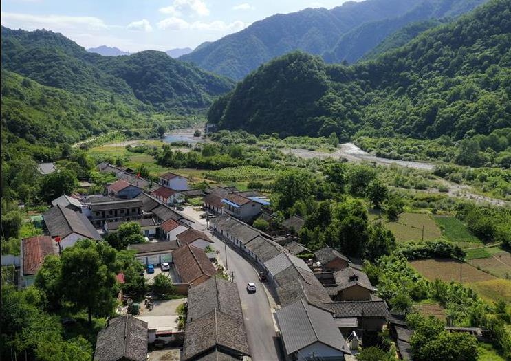 秦岭主峰太白山南麓太白县黄柏塬镇秦岭腹地小江南